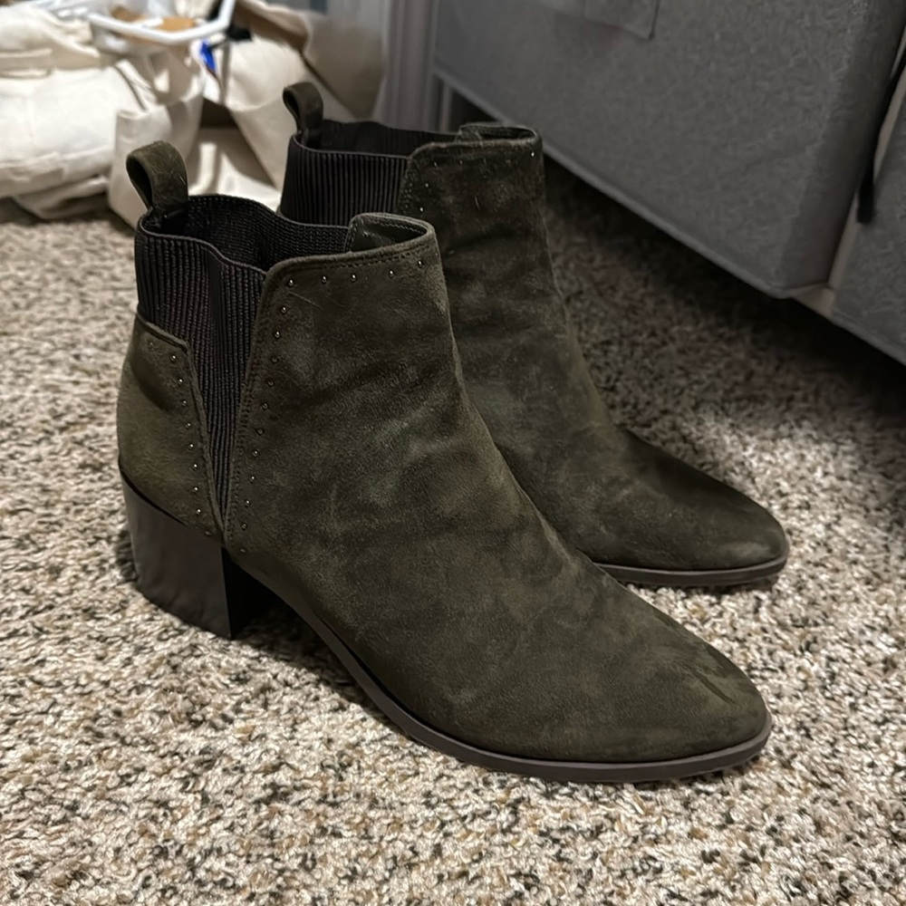 Nine West size 9.5 olive green booties